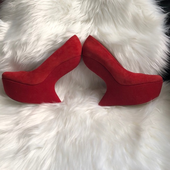 Used red Aldo gravity defying wedge - Picture 5 of 8
